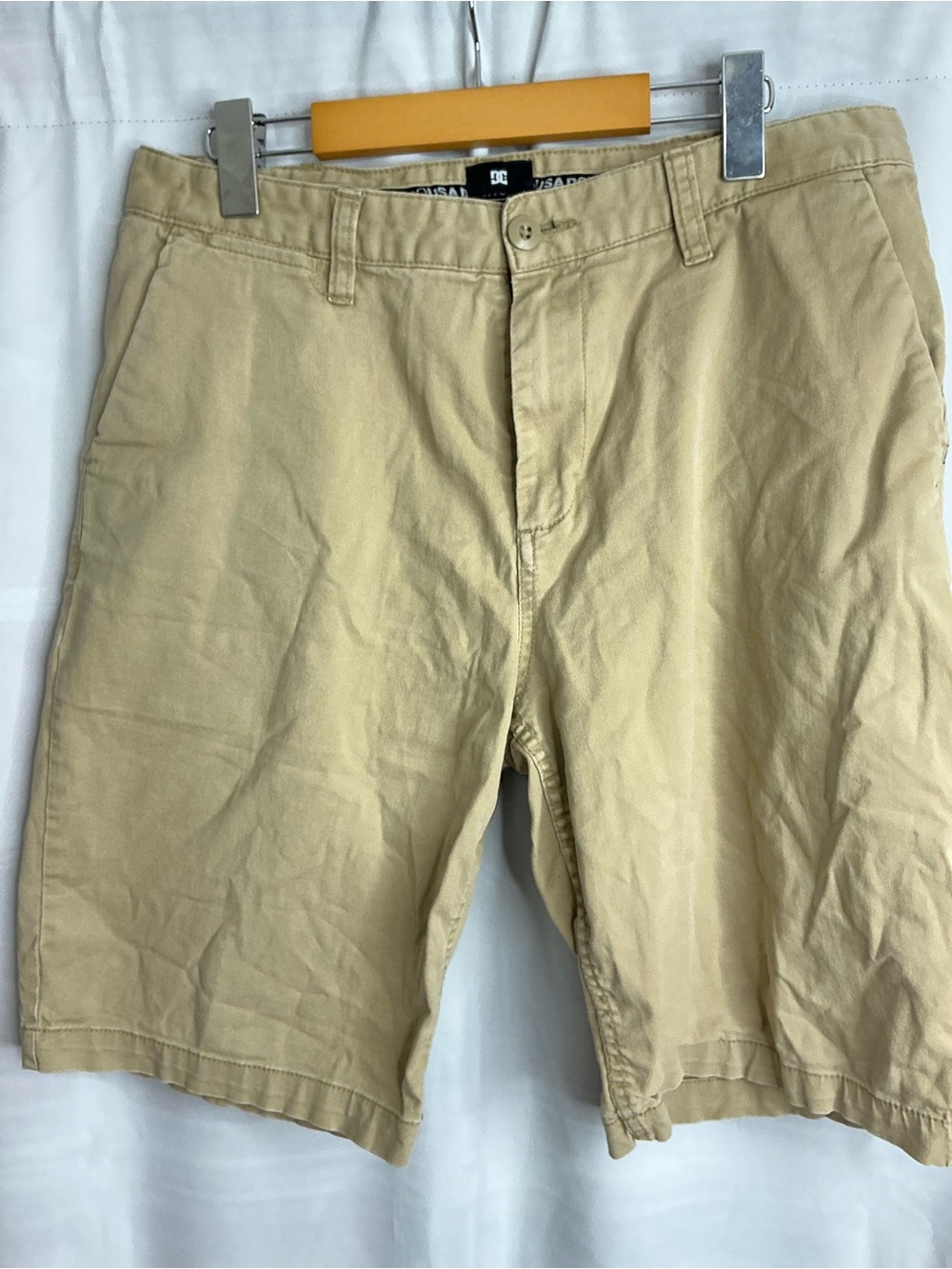 2317 - Men’s DC "Roomy" Khaki Chino Shorts - Size 32 Pre-owned
